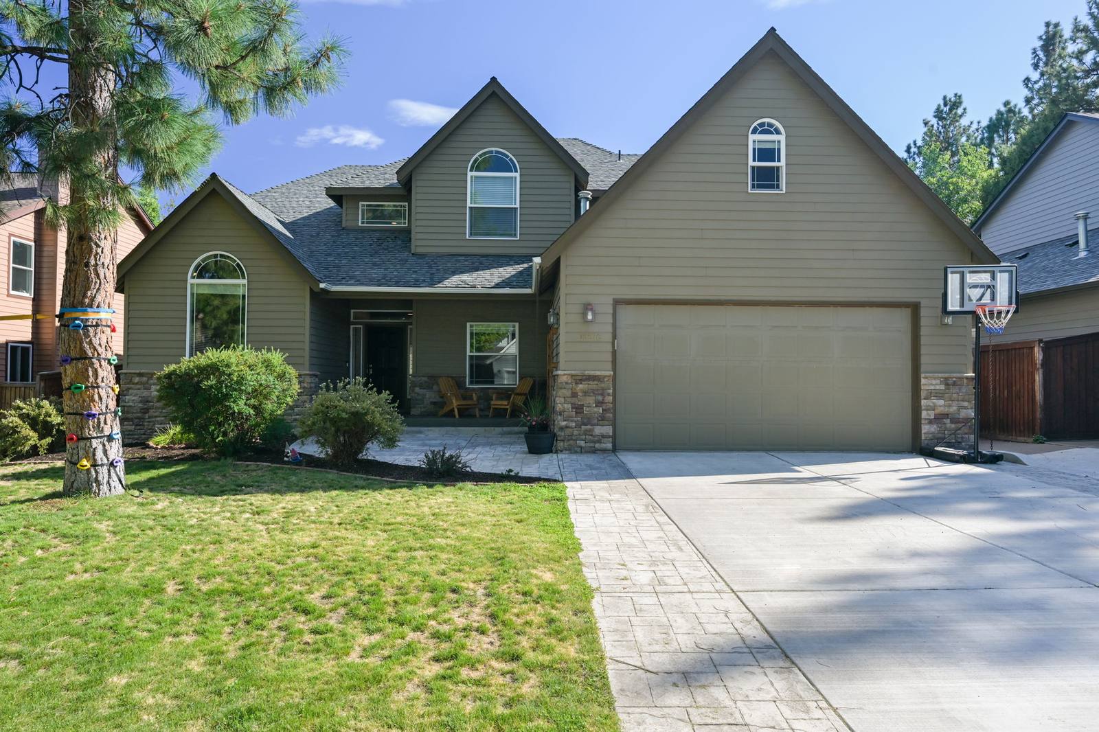 Front exterior of 19976 Heron Loop in Bend, Oregon